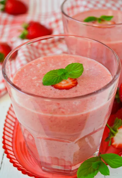 Erdbeer-Smoothies, Milchscheu — Stockfoto