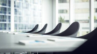 Parlak pencerenin önündeki ofis binası konferans odasında yönetim kademesi katılımcıları ve liderler için 3D masa ve sandalye hazırlama