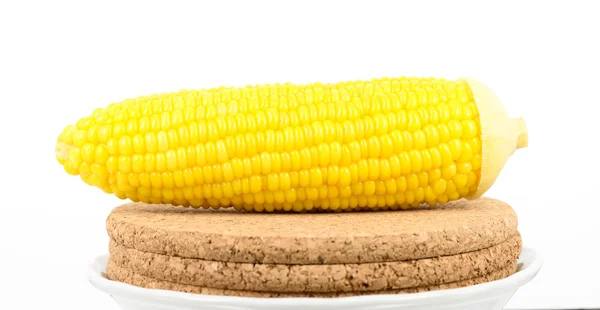 Kukurydza na płycie korka — Zdjęcie stockowe
