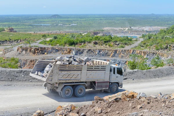 Pedreira de calcário e transporte — Fotografia de Stock