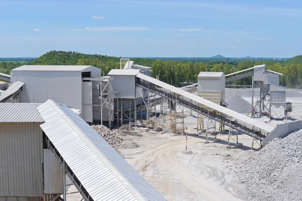 Crushing plant and limestone mine — Stock Photo, Image