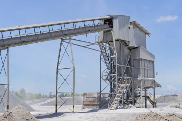 Zerkleinerungsanlage und Kalksteinmine — Stockfoto