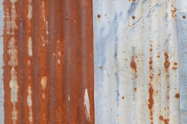 Eski paslı oluklu demir duvar