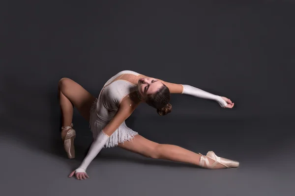 Ballerina in pointes dances — Stock Photo, Image