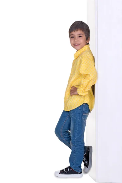 Chłopiec stoi i uśmiecha się — Zdjęcie stockowe