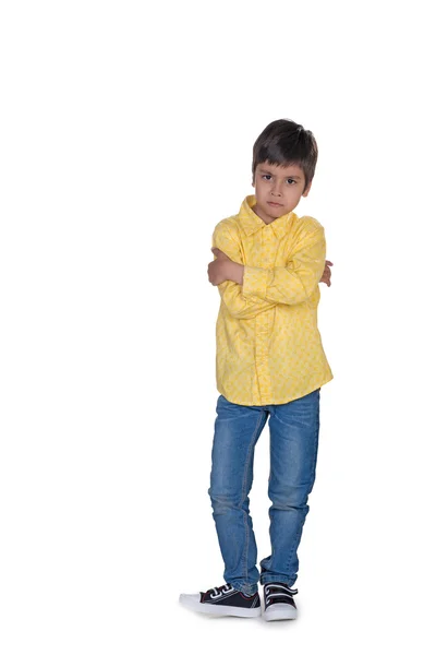 Chlapec ve žluté košili a džínách urazil — Stock fotografie