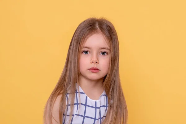 Pół Długości Portret Małej Uśmiechniętej Dziewczynki Długimi Blond Włosami Żółtym — Zdjęcie stockowe