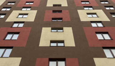 Modern bir Avrupa binasının dış görünüşü. Ön cephe çok renkli geometrik şekillerle boyanmıştır.