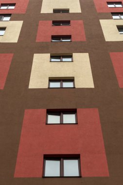 Modern bir Avrupa binasının dış görünüşü. Ön cephe çok renkli geometrik şekillerle boyanmıştır.