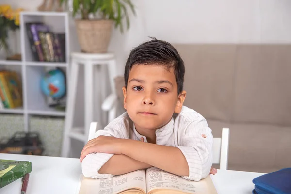 Skolpojken Sitter Hemma Och Gör Sina Läxor Han Lade Händerna — Stockfoto