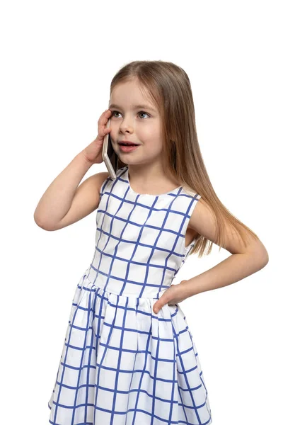 Портрет Маленької Усміхненої Дівчинки Довгим Світлим Волоссям Мобільному Телефоні Білому — стокове фото