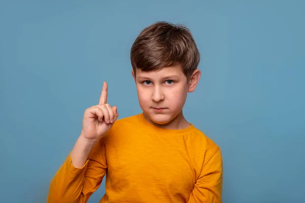 Studio Shot Van Jonge Jongen Dragen Geel Shirt Bewijzen Iets — Stockfoto