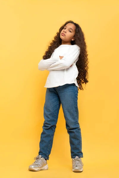 Retrato Larga Duración Una Joven Africana Piel Oscura Con Pelo — Foto de Stock