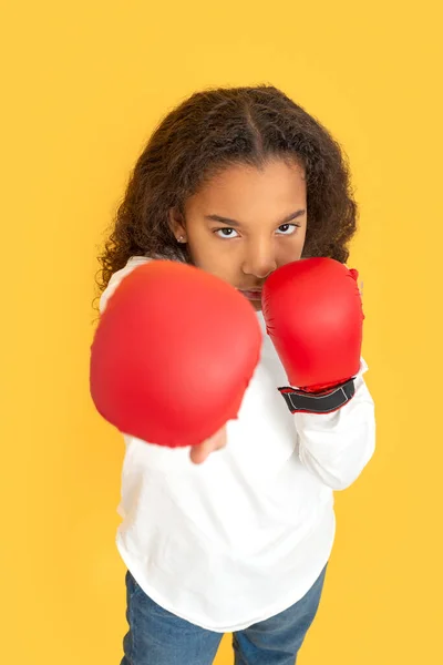 Νεαρή Μελαχρινή Αφρικάνα Κόκκινα Γάντια Για Καράτε Kickboxing Στέκεται Μια — Φωτογραφία Αρχείου
