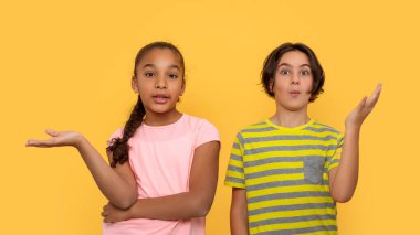 Farklı ırklardan genç bir çocuk ve kız arkadaştır. Bir şeyi merak ederek omuz silkiyorlar.