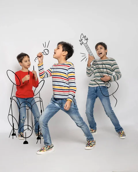 Mladý Chlapec Zpívá Imaginárního Mikrofonu Dva Kluci Emocionálně Hrají Imaginární — Stock fotografie