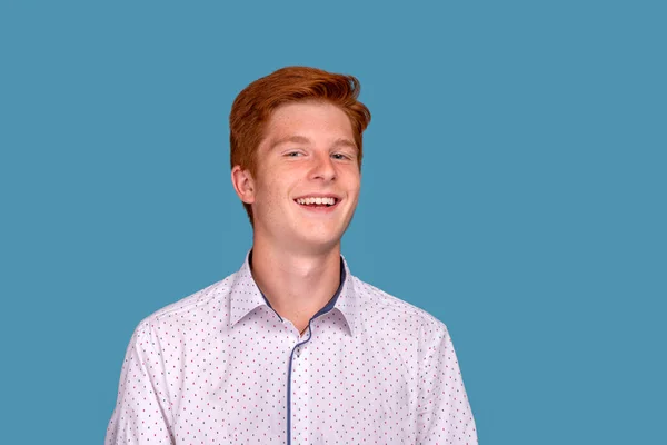 Porträt Eines Lächelnden Teenagers Mit Rotem Kopf Vor Blauem Hintergrund — Stockfoto