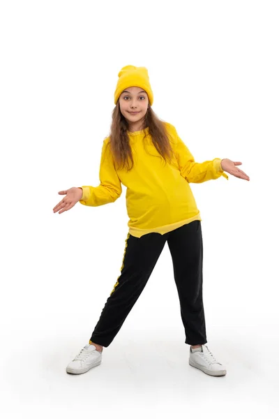 Chica Joven Con Chándal Amarillo Sombrero Amarillo Posando Extendiendo Sus —  Fotos de Stock