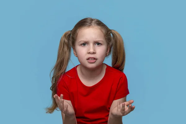 Portrait Taille Haute Petite Fille Vêtue Une Chemise Rouge Indignée — Photo