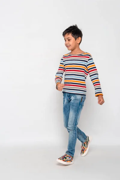 Studio Shot Van Jonge Lachende Jongen Gekleurd Shirt Jeans Lopen — Stockfoto