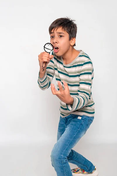 Студійний Знімок Молодого Хлопчика Емоційно Співає Уявний Мікрофон Малювання Рук — стокове фото