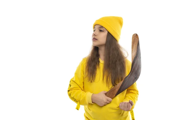 Estudio Niña Una Camisa Amarilla Sombrero Listo Para Lanzar Bumerán —  Fotos de Stock