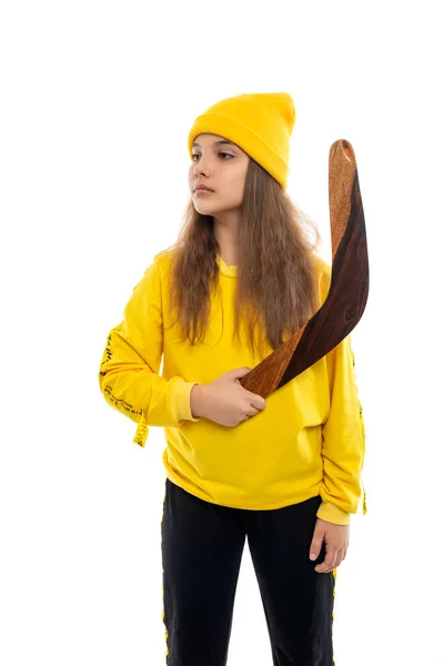 Estudio Niña Una Camisa Amarilla Sombrero Listo Para Lanzar Bumerán —  Fotos de Stock