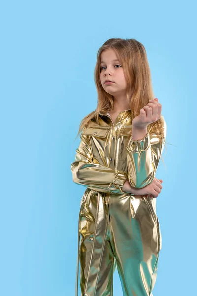Портрет Молодої Блондинки Золотому Комбінезоні Синьому Фоні — стокове фото