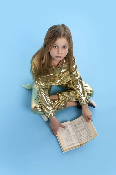 Знімок Молодої Блондинки Золотому Комбінезоні Сидить Синьому Фоні Книгою — стокове фото