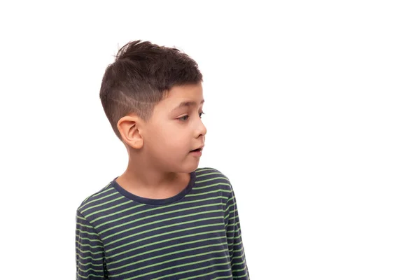 Студийный Снимок Мальчика Зеленой Полосатой Рубашке Современной Стрижкой Смотрящего Сторону — стоковое фото