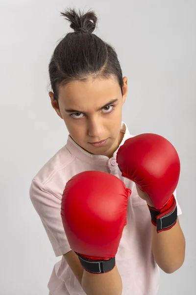 Εφηβικό Αγόρι Κόκκινα Γάντια Για Καράτε Kickboxing Στέκεται Ένα Ράφι — Φωτογραφία Αρχείου