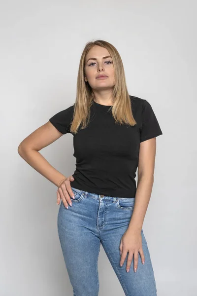 Halve Lengte Portret Van Aantrekkelijke Blonde Meisje Dragen Zwart Shirt — Stockfoto