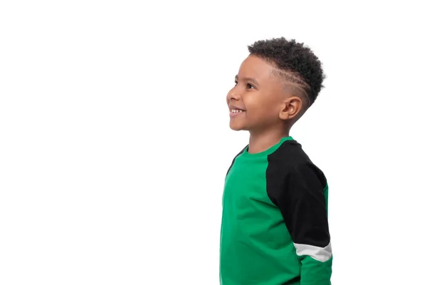 Натисніть Емоційним Портретом Маленького Чорного Африканського Хлопчика Зеленою Сорочкою Білому — стокове фото