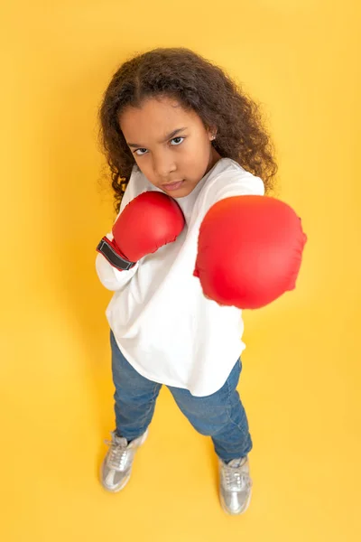 Μικρή Σκουρόχρωμη Αφρικάνα Κόκκινα Γάντια Για Καράτε Kickboxing Στέκεται Μια — Φωτογραφία Αρχείου