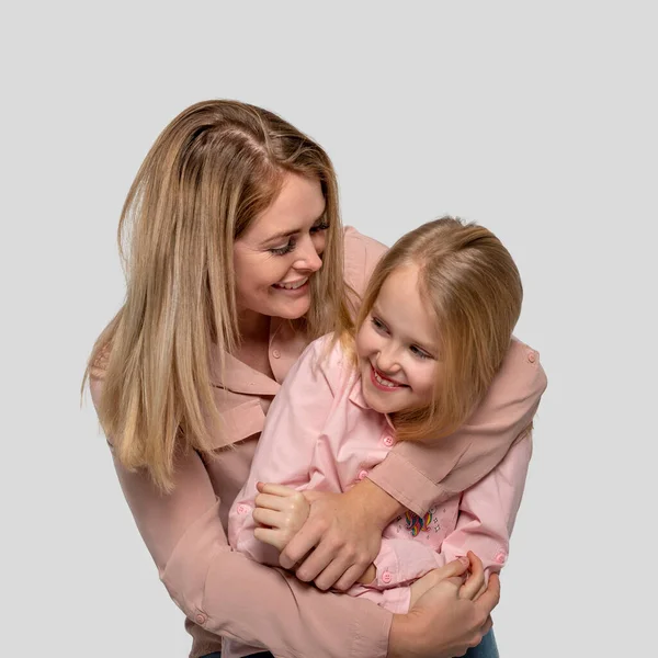 Retrato Mitad Cuerpo Feliz Mamá Hija Alegres Mirándose Con Ternura — Foto de Stock