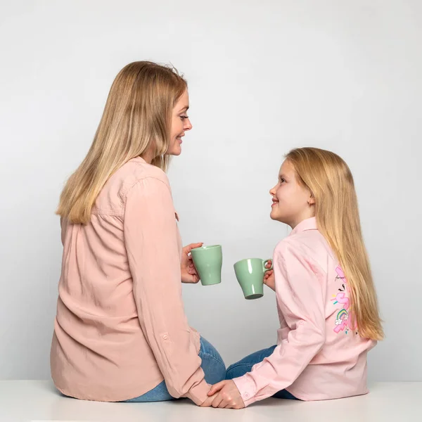 Знімок Веселої Матері Дочки Чашками Чаю Приємно Дружньо Розмовляють Один — стокове фото