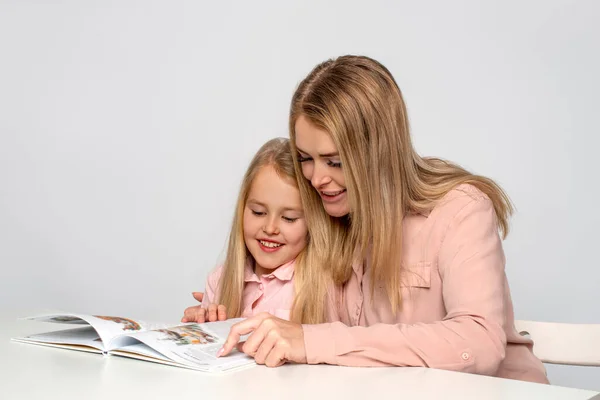 Мама Вчить Маленьку Дочку Писати Читати — стокове фото