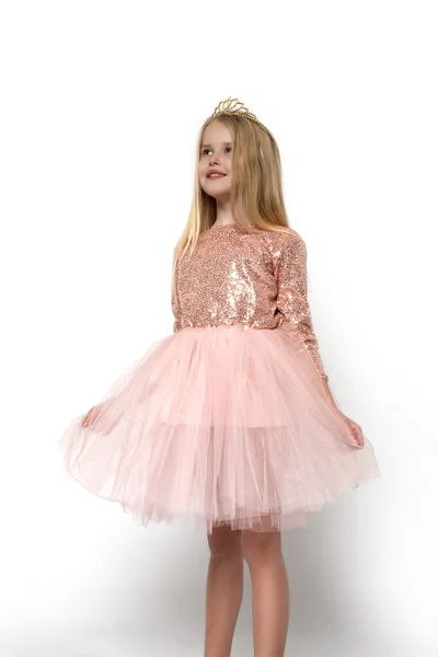Напівдовжина Зображення Привабливої Маленької Дівчинки Рожевій Сукні Короні Мрійливо Виглядає — стокове фото
