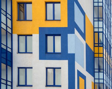 Modern bir Avrupa binasının dış görünüşü. Ön cephe çok renkli geometrik şekillerle boyanmıştır.