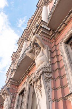 Atlanta 'nın, tarihi bir binanın balkonunu mavi bir gökyüzünün arka planına karşı tutarken yakın plan görüntüsü.