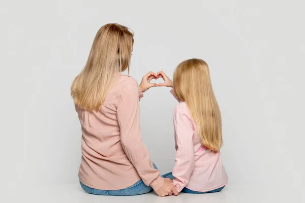 Shot Blondes Mom Daughter Wearing Pink Shirts Sitting Embrace Making — Stock Photo, Image