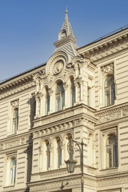 St. Petersburg 'un sokak ışıkları. St. Petersburg 'un merkezi tarihi bölgesinde tarihi bir binanın arka planında sokak ışıkları 