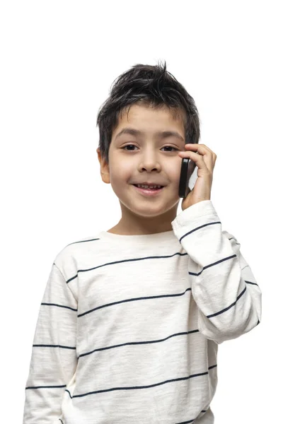 Студійний Знімок Молодого Усміхненого Хлопчика Білій Сорочці Емоційно Розмовляє Телефону — стокове фото