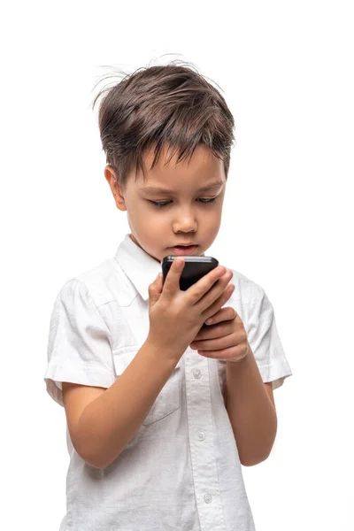 Estúdio Tiro Menino Vestindo Camisa Branca Assistir Vídeo Telefone Contra — Fotografia de Stock