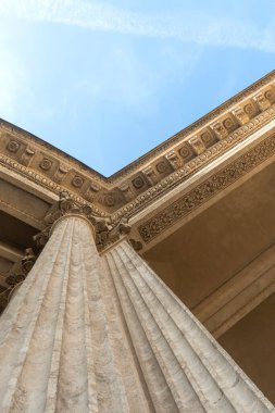 St. Petersburg 'un tarihi görüntülerinin mimari unsurları. Mavi gökyüzüne karşı Kazan Katedrali sütunlarının görüntüsü 