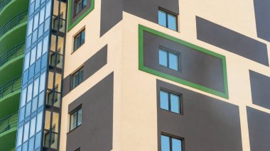 Modern bir Avrupa binasının dış görünüşü. Ön cephe çok renkli geometrik şekillerle boyanmıştır.