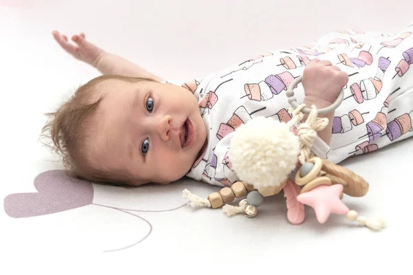 Retrato Bebê Sorridente Deslizamentos Com Brinquedo Madeira Deitado Tapete — Fotografia de Stock