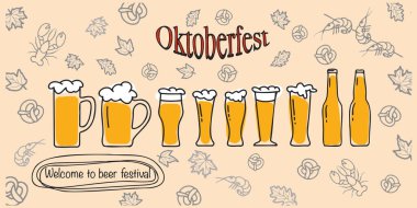 Bira bardakları, bardaklar, bira şişeleri ve bira festivalinin yazılı davetiyesiyle vektör illüstrasyonu. Sonbahar yaprakları ve bej arka planda tuzlu bira krakerleri. Oktoberfest. Davetiye, el ilanı