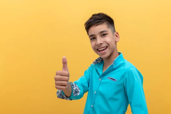 Estudio Filmó Joven Adolescente Sonriente Con Una Camisa Azul Haciendo — Foto de Stock