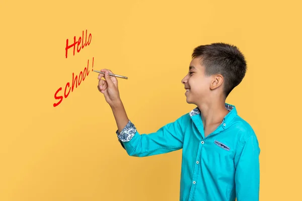 Photo Studio Jeune Garçon Souriant Portant Une Chemise Bleue Salue — Photo